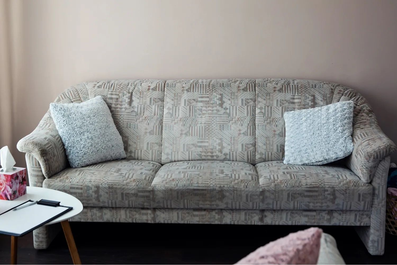 Wygodna sofa w gabinecie psychoterapii w ośrodku Liberosis Lublin